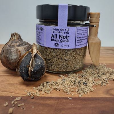 Fleur de sel à l'ail noir avec pelle